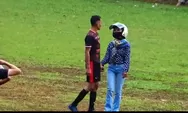 Viral !! Seorang Perempuan Berhelm Nekad Masuk ke Lapangan saat Pertandingan Sepakbola Berlangsung