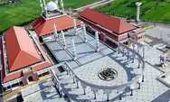 Masjid Agung Yang Terletak di Jawa Tegah Mempunyai Ciri Khas Berupa Payung Raksasa