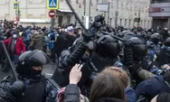 Polisi bentrok dengan orang-orang yang menentang mobilisasi di Dagestan Rusia