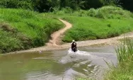 Tak Ada Jembatan, Warga di Kendal Ini Terpaksa Menantang Maut Mengarungi Sungai