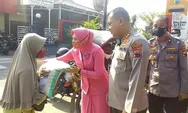 Dagangan Diborong Kapolres Kendal, Nenek Pedagang Kerupuk Ini Sujud Syukur
