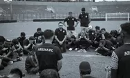 Isak Tangis Pemain Arema Pecah Saat Proses Tabur Bunga dan Doa di Stadion Kanjuruhan Pasca Tragedi Kanjuruhan