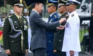 HUT TNI Ke 77, Jokowi Beri Tanda Kehormatan pada Tiga Prajurit Terbaik