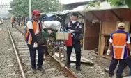 Upaya Wujudkan Keselamatan, Daop 1 Jakarta Bantu Warga Sekitar Jalur Rel Kawasan JIS Lakukan Pembersihan Area