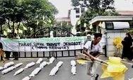 Buntut Relokasi Makam Ki Buyut Jenggot, Bendera Kuning, Pocong dan Keranda Mayat Hiasi Kantor Pemkot Tangerang