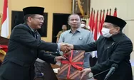 Pj Bupati Bekasi Serahkan Nota Penjelasan Tiga Raperda Saat Rapat Paripurna dengan DPRD, Begini Menurutnya 