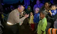  Cerianya anak anak  korban gempa dihibur Polres Subang lewat trauma healing. Ada badut, snack dan permen