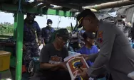 Sambangi Nelayan, Kapolres Kendal Bagikan Paket Sembako di HUT Polairud ke-72