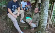 Baim Wong membantu seorang kakek yang 7 tahun hidup di hutan, Baim buatkan rumah layak huni, yuk intip!