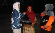 Para Penyapu Jalan di Masamba Dapat Surprise dari Organisasi Perempuan Se-Luwu Utara