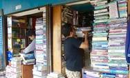 Foto: Pedagang Buku Bekas di Terminal Senen Tetap Bertahan di Era Digital   