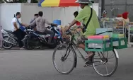 Qolbi Berkeliling Menggunakan Sepeda Untuk Menjajakan Dagangannya