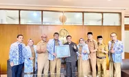 AKSI Serahkan Penghargaan Ke Kepala Dinas Pendidikan Jawa Barat...Program Sedekah Ijazah?