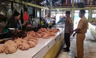 Pastikan Pasokan Sembako, Polsek Sukorejo Blusukan di Pasar Tradisional