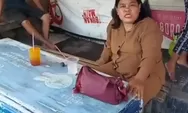 Viral! Wanita Ini Diduga Nongkrong Santai di Warung Sementara Sang Anak Mengemis 
