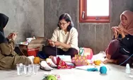 Diajari Rajut, Emak-Emak Perum Graha Raya Sarirejo Kendal Antusias
