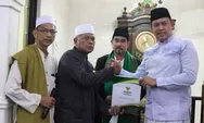 Tarling di Masjid Al-Ishlah, Tri Serahkan Bantuan Baznas Kota Bekasi ke Ketua DKM