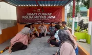 Kasat Binmas Polres Kepulauan Seribu Mendengarkan Curhatan Warga Pulau Panggang Dalam Jumat Curhat.