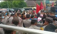 Kantor Kejari Siantar Didemo, Massa dan Petugas Saling Dorong Paksa Masuk 