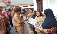 Walikota Binjai Berikan Cinderamata Guru Masuki Purnabakti.