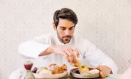 Bahaya Kalap Makan saat Buka Puasa, Lengkap dengan Tips Mengatasinya