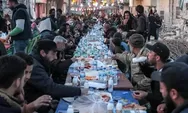 Senyuman Warga Suriah di Acara Buka Puasa Bersama di Atareb, Aleppo, Setelah Dilanda Gempa 7,6 SR