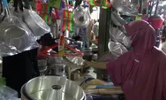 Penjual Perabotan Plastik di Pasar Kota Kendal Raup Untung Jelang Lebaran