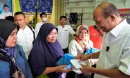 Bagikan 300 Paket Sembako ke Masyarakat Terdampak Abu Pembangunan Tol Stabat