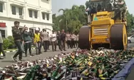Ribuan Botol Miras Hasil Sitaan Selama Ramadhan di Kabupaten Bekasi Dimusnahkan