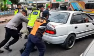 Asyiknya Jelang Lebaran, Kerja Sambil Ibadah, Polisi dan Petugas Dishub Salatiga Dorong Mobil Mogok ke Markas 
