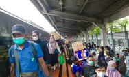 Foto: Arus Mudik Lebaran 2023, Pemudik Mulai Padati Stasiun Senen