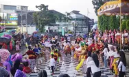Wow... Tiba-tiba ratusan warga dan seniman menari bareng di Alun-alun Purworejo, ada apa?