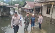 Banjir hingga 1 Meter di Angkola Sangkunur, Polres Tapsel Turut Evakuasi Warga