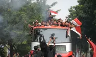 Pawai Kemenangan SEA Games, Menpora Dito dan Erick Thohir Bersama Atlet Satu Bus 