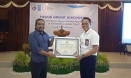 Komitmen Suarakan Perlindungan PMI, Sekda Lombok Timur Peroleh Penghargaan dari SBMI 