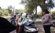 Jumat Berkah, Polwan Polres Langkat Bagi-bagi Nasi Kotak Peduli Masyarakat