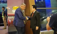 Tanda Persahabatan, Erick Thohir Kalungkan Kain dari Timor Sambut Tim Tango