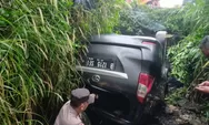 Mobil Terguling ke Dalam Selokan di Tamansari Bogor