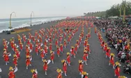 Potret Ratusan Penari Topeng Kaliwungu Tampil di Pantai Watu Pecak Lumajang