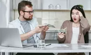 3 Bahaya Jika Kamu Sering Pinjam Uang Dengan Pasanganmu, Doi Bakalan Kesel Loh!