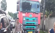 Mobil Pick Up Ringsek Ditrabas Truk Tronton di Jalinsum Padangsidimpuan. 3 Orang Luka-luka