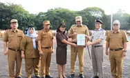 Tri Adhianto Menerima Penyerahan Sertifikat Aset Milik Pemerintah Kota Bekasi