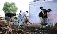 Ganjaran Buruh Berjuang Bersih-Bersih Lingkungan Bareng Warga Tegal