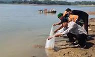 Jaga Ekosistem Waduk Delingan, Jasa Tirta I Tebar 25 Ribu Benih Ikan