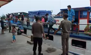 Polsek Kepulauan Seribu Utara dan Satpol PP Pulau Kelapa Amankan Kedatangan Kapal Penumpang dengan Humanis