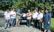 Bupati Radiapoh Serahkan Kendaraan Dinas Ke Panitia Pemekaran GKPS 12 Tigarunggu