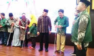 2 Menteri Kabinet Indonesia Maju bagikan tongkat penuntun adaptif saat pembukaan Rakernas MPKS PP Muhammadiyah