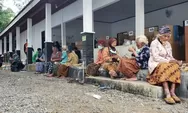 Cegah Kerumunan, Pengungsi Merapi Diberi Makan Nasi Bungkus