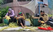 Sepi Pembeli, Penjual Bungkus Ketupat Terpaksa Banting Harga