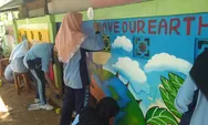 Pelajar SMA Hiasi Tembok GOR Trisanja dengan Mural Peduli Lingkungan